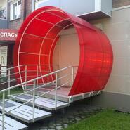 Крыльцо из поликарбоната, особенности установки и оформления